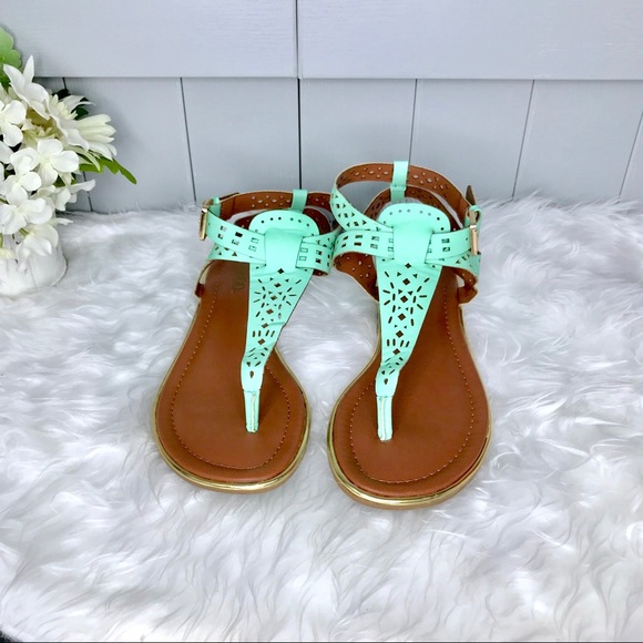 BONGO Shoes - EUC Bongo Mint Eyelet Thong Sandals Size 8